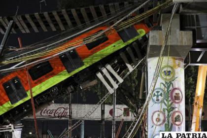 Vagones del metro de la Ciudad de México yacían en ángulo después de que una sección de la Línea 12 se viniera abajo. (AP Foto/Marco Ugarte, archivo)