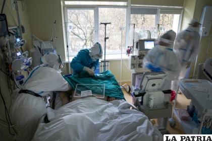 Médicos con traje especial atienden a un paciente con coronavirus en una UCI del Hospital Número 52 de Moscú, Rusia /AP Foto /Alexander Zemlianichenko