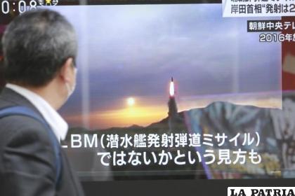 Un transeúnte observa en Tokio una pantalla que muestra un programa que informa el lanzamiento de un misil de Corea del Norte /AP Foto /Koji Sasahara