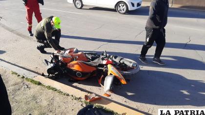La motocicleta y su conductor quedaron afectados por el impacto /LA PATRIA