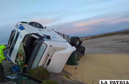 El chofer salió herido luego de volcar /TRÁNSITO