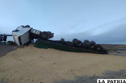 La soya quedó esparcida a lado de la carretera /Tránsito
