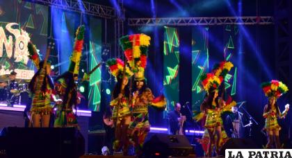 El colorido del Carnaval de Oruro, con los tobas estuvo en el primer día del festival /LA PATRIA
