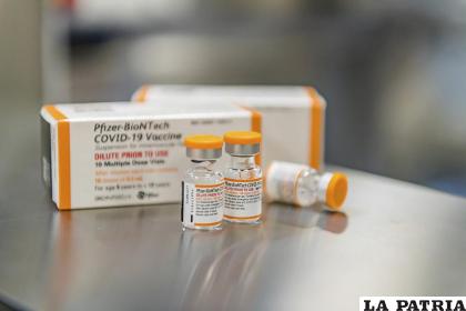 Los frascos especiales de la vacuna Pfizer, tienen tapa color naranja para distinguirlas de la vacuna adulta 
/Pfizer vía AP