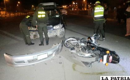 El impacto causó daños materiales de consideración y lesiones en el motociclista /LA PATRIA
