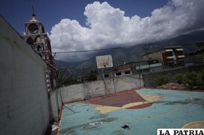 Una vista de la deteriorada cancha de baloncesto de una escuela en Caracas /AP Foto /Ariana Cubillos