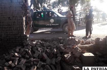 Elementos de seguridad talibanes en el sitio donde estalló una bomba caminera /AP Foto /Shir Shah Hamdard