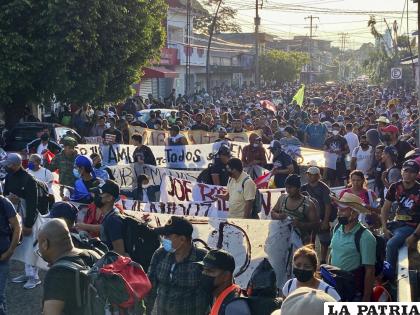 Una caravana de migrantes, la mayoría de Centroamérica, inicia su marcha hacia el norte desde Tapachula, México /AP Foto /Edgar H. Clemente