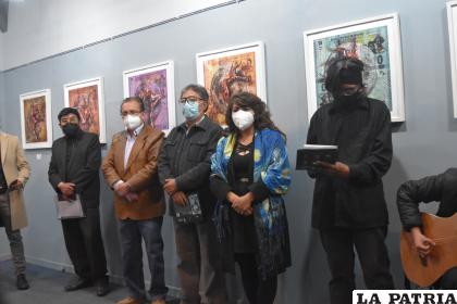 Varios asistentes en la inauguración de la muestra “Entre Seres y Pixeles” /Osmar Porcel
