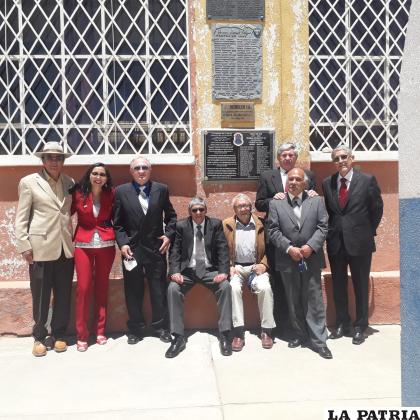 Exalumnos de la primera promoción del colegio con la plaqueta donada por su compañero Vladimiro Chulver Vargas /AELO
