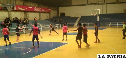 Oruro jugó un amistoso con la U-17 de Huanuni para cerrar sus prácticas /LA PATRIA