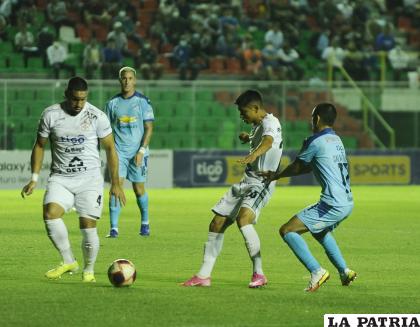 Real Santa Cruz no encontró la ruta del gol, por el contrario, dejó que le marcaran /APG
