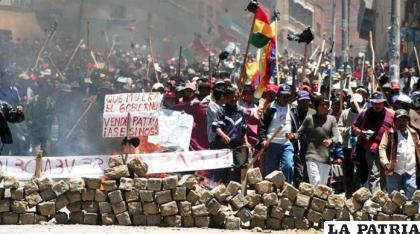 Sectores protestan en La Paz, en octubre de 2003 
/LA PRENSA