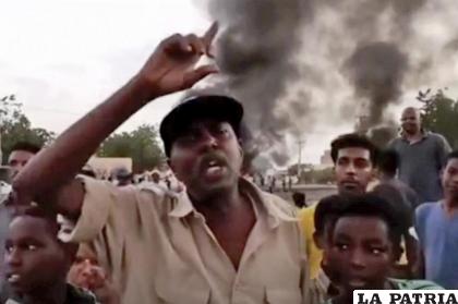 Gente reunida durante una protesta en Jartum /New Sudan NNS vía AP