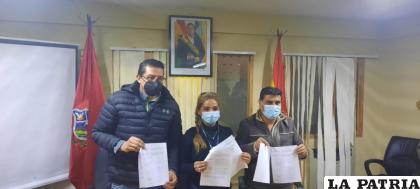 El gobernador de Oruro, Johnny Vedia junto a otras autoridades muestran el acuerdo que soluciona el conflicto /AN