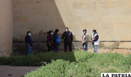 La maleza se apoderó del piso del escenario deportivo /LA PATRIA