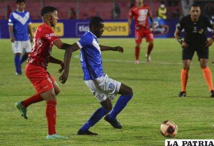 Josué Prieto con el dominio de la pelota, al final, los “santos” perdieron el cotejo /APG