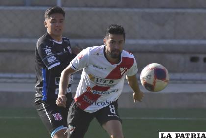 Ramallo intenta dominar el balón ante la marca de su adversario /APG