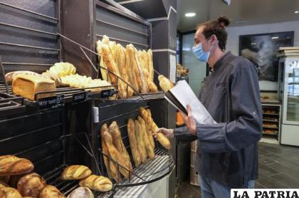 El panadero Hugo Hardy prepara baguettes en la panadería Bigot en Versalles /AP Foto /Michel Euler