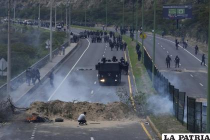 La policía avanza contra las personas que protestan por el aumento de los precios de la gasolina y las políticas del presidente de Ecuador /AP Foto /Dolores Ochoa