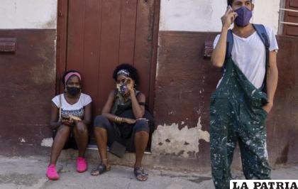 Personas afuera de una tienda de comestibles donde esperan que abra en La Habana, Cuba /AP Foto /Ramón Espinosa