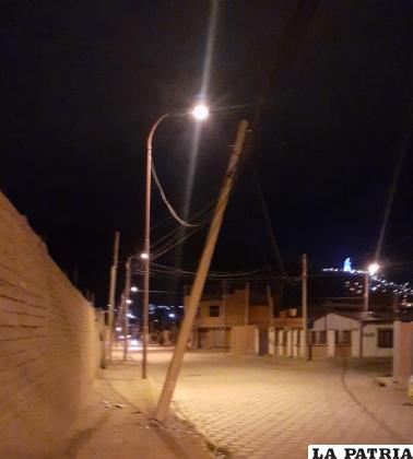 El poste fue impactado por un minibusista que se dio a la fuga /Cortesía