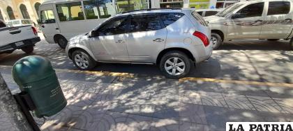 El infractor estacionó su vehículo, obstaculizando la rampla para discapacitados /LA PATRIA