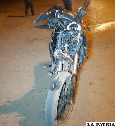 La moto acabó con significativos daños tras el impacto /LA PATRIA