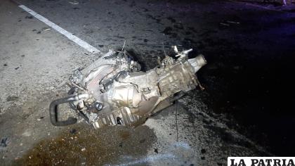 El motor de uno de los vehículos afectados sobre el asfalto /LA PATRIA