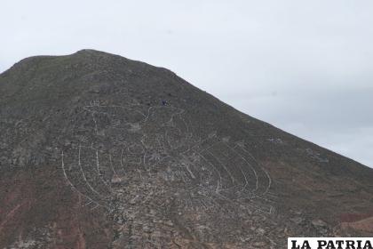 Escudo nacional, plasmado en el cerro San Pedro /INTERNET