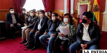 Otro grupo de trabajadores, funcionarios y ciudadanos, denuncian a dirigentes sindicales de la Municipalidad orureña