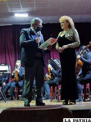 Nedda Mackay recibe el reconocimiento de la UTO /LA PATRIA