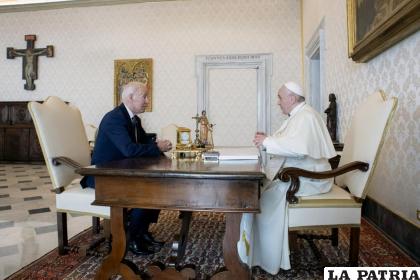 El presidente Joe Biden, a la izquierda, conversa con el papa Francisco en el Vaticano /Vatican Media vía AP