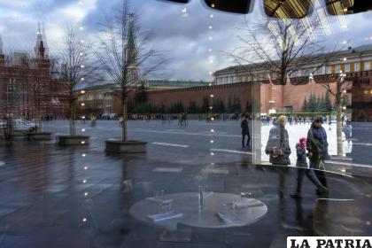 La Plaza Roja y el muro del Kremlin se reflejan en la cristalera de la vacía cafetería BOSCO, en la galería comercial GUM, que está cerrada por las restricciones contra el COVID-19, en Moscú /AP Foto /Alexander Zemlianichenko