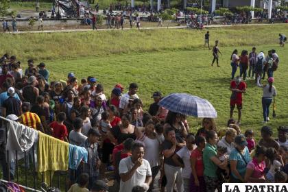 Migrantes hacen fila para contar a los miembros de su caravana en un refugio en Acacoyahua, estado de Chiapas, México /AP Foto /Isabel Mateos