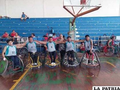 Integrantes de la selección de Oruro en el baloncesto sobre silla de ruedas /LA PATRIA