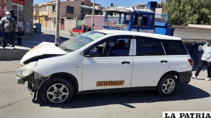 La vagoneta tipo taxi tiene el parachoques y la parte frontal dañada /LA PATRIA