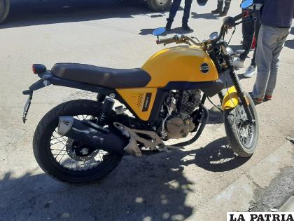 El dueño de la motocicleta fue detenido por los vecinos /LA PATRIA