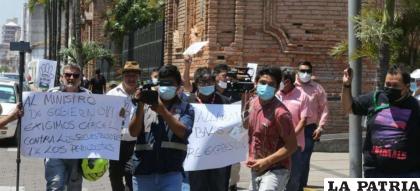 Los periodistas de Santa Cruz salieron a marchar en rechazo a la violencia en Guarayos /EL DEBER