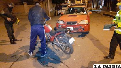 La acompañante de la moto fue socorrida a un hospital con policontusiones /LA PATRIA