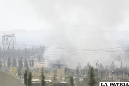 Humo cubre el campo en los alrededores de Damasco, Siria /AP Foto /Omar Sanadiki