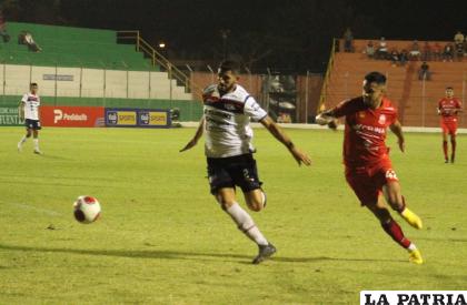 Maximiliano Ortiz y Rodrigo Ruiz Díaz en la disputa del balón /APG
