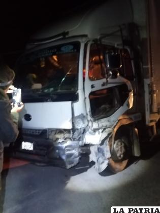 El camión registró daños en la parte delantera tras el impacto
/Policía