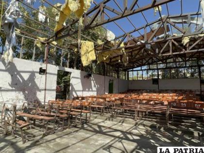 Imágenes del atentado muestran el aula con los pupitres y el techo destrozados por la explosión / AFP