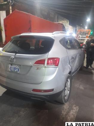 El vehículo plomo sufrió relativos daños tras el impacto / Policía