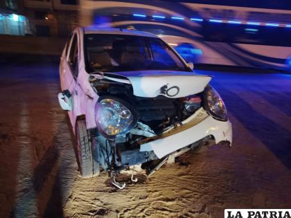 Así quedó el vehículo luego del choque a un separador de vía 
/Policía 
