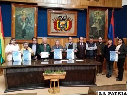 Autoridades durante el acto de presentación de la V Olimpiada de Ciencia y Tecnología de la UTO /LA PATRIA 
