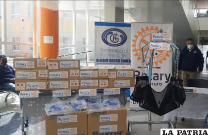 Grúa hidráulica manual elevadora de pacientes e insumos entregados al Oruro-Corea / ROTARY
