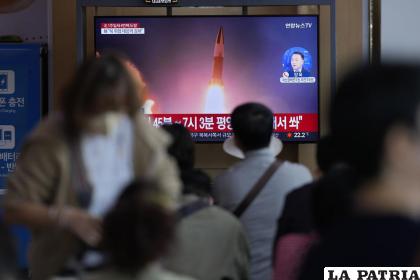 Una pantalla de televisión muestra un programa noticioso que reporta el lanzamiento de un misil norcoreano /AP Foto/Lee Jin-man