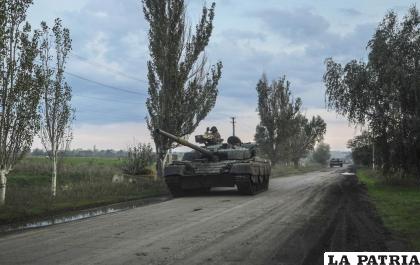 Militares ucranianos manejaron un tanque camino de Siversk, en Donetsk, Ucrania /AP